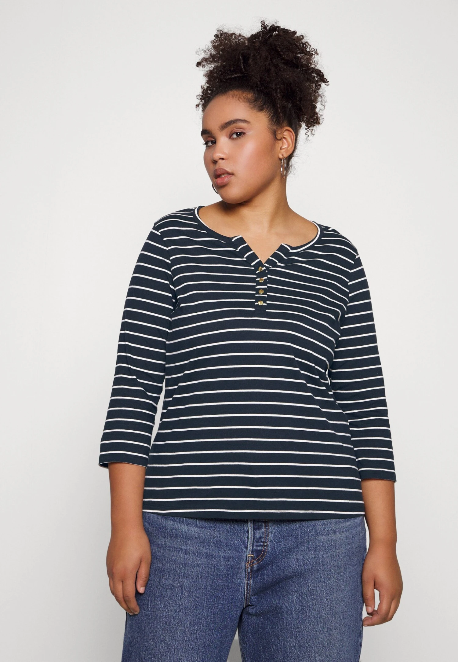 Longsleeve - Black/White 1 Longsleeve - Black/White